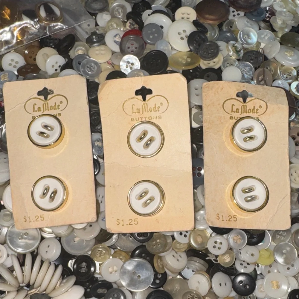 6,168 Button Bundle Assorted - Picture 8 of 13